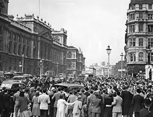 Decker: Arrival at the British Parliament, 1939