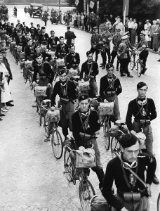 Shirts: Arrival of a delegation of the fascist youth