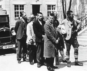 Conformity: Arrival of detainees at the KZ Dachau, 1933