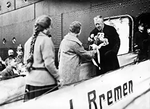 Bouquets: Arrival of Dr. Eckener in Bremerhaven after the transatlanti