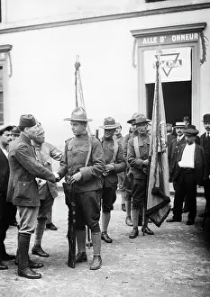 Frenchmen: Arrival of the first American troops in Paris, 1917