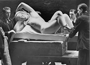 Ledward: Arrival of a sculpture at the Royal Academy