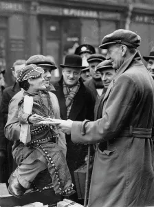 Februar: Arthur Campbell is a newspaper seller
