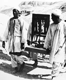 Carnarvon: Artifacts being removed from the tomb of Tutankhamen