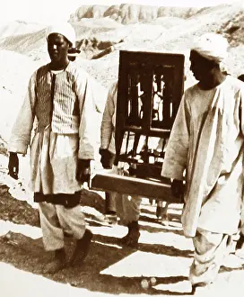 Carnarvon: Artifacts being removed from the tomb of Tutankhamen