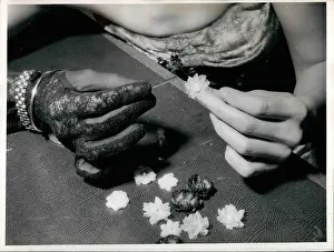 Fasten: Artificial flowers which can be glued to the skin