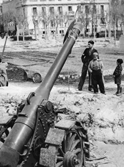 Faction: Artillery gun in Madrid, 1939