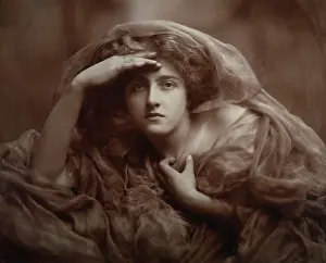 Preraphaelite: Artistic shot - Woman