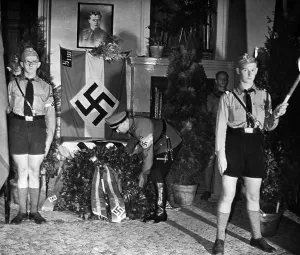 Torches: Artur Axmann commemorates the murdered Hitlerjunge