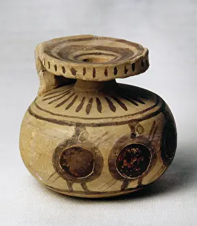 Perfume: Aryballos decorated with four warriors. From Corintio. 4th c
