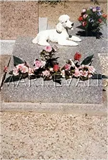 Asnieres: ASNIERES POODLE MONUMENT