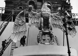 Palast: Assembling an imperial eagle at the UFA Palast, 1935