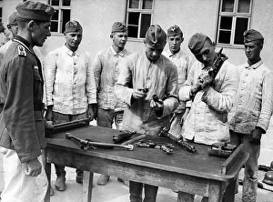 Eiche: Assembling a machine gun, 1940