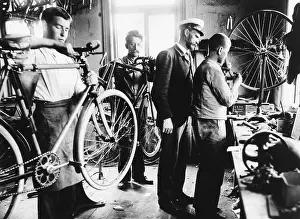 Assemble: Assembly of bicycles, around 1910