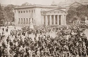 Knapsack: Assembly in front of the Neue Wache in Berlin, around 1905