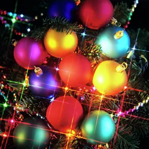 Mat002: Assorted Christmas Ball Tree Ornaments