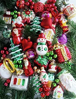 Mat002: Assorted Christmas Tree Ornaments