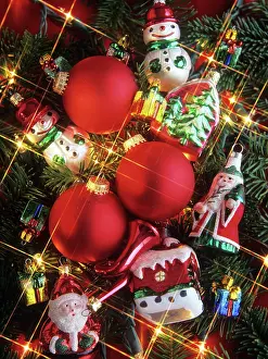 Mat002: Assorted Christmas Tree Ornaments
