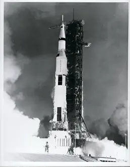 Sprawling: Astronaut - Comets - NASA - Space - Spacecraft - UFOs