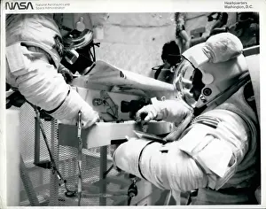 Weightless: Astronaut - Comets - NASA - Space - Spacecraft - UFOs