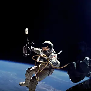 Weightless: Astronaut Edward White floating weightless ?