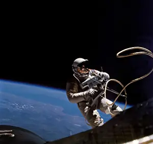 Weightless: Astronaut Edward White floating weightless ?
