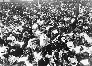 Neue: Audience attending a concert, 1908