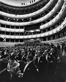 Oper: Audience at the reopening of the Vienna