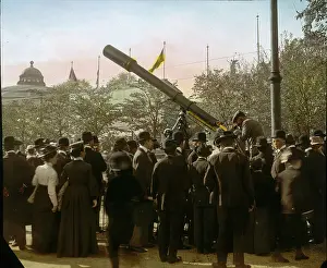 Wurstelprater: Audience at the telescope