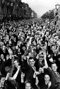201626: Audience during the victory parade in Berlin, 1940
