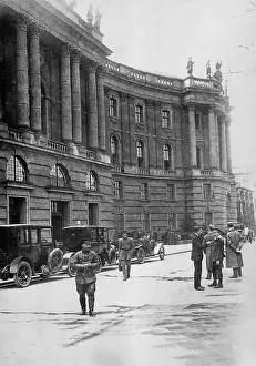 Pronounced: In front of the auditorium of the National Library in Berlin
