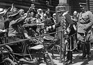 Invalids: August von Mackensen with war invalids, 1935