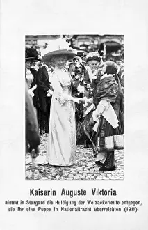 Handshake: Augusta Victoria during a visit to Stargard, 1911