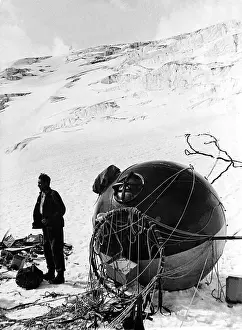 Piccard: Auguste Piccard next to his balloon, 1931
