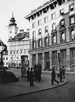 Passers By: The Austrian Creditanstalt in Vienna, 1932