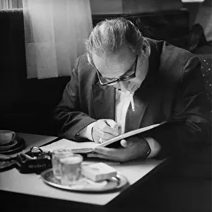 Pflaum: Austrian critic and writer Hans Weigel in a coffeehouse