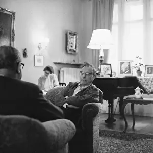 Interviewing: Austrian critic and writer Hans Weigel interviews cunduc