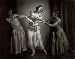 Wiesenthal: Austrian dancer Grete Wiesenthal with students