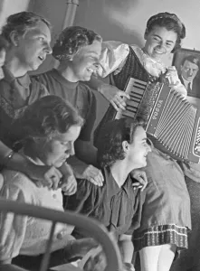 Experience: Austrian female students, 1939