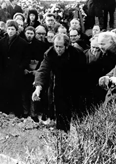 Tvardovsky: Author Alexander Solzhenitsyn tosses earth ?