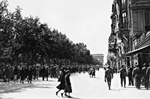 Strolling: The avenue Champs Elysees during the German occupation, 1940