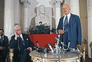 Alexandrov: Awarding of Alexander Robertus Todd, 1979