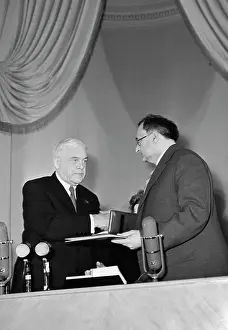Skobeltsyn: Awarding to Ivor Montagu in Kremlin