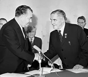 Kapitsa: Awarding to Pyotr Kapitsa in Moscow