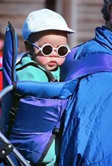 Lga001: Baby in Backpack Wearing Cap and Sunglasses