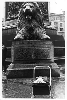 Landseer: BABY IN TRAFALGAR SQUARE