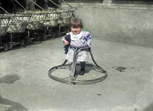 Creche: BABY WALKER 1930S