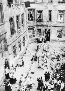 Immigration: Backyard party, 1926