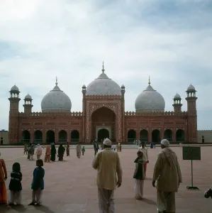 Aurangzeb: BADSHAHI MOSQUE/PAKISTAN