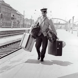 Westbahnhof: Baggage porter at Vienna West station